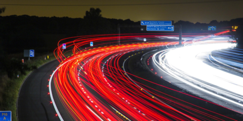 La Comisión Europea adopta las reglas que regulan la conectividad entre coches y carreteras inteligentes