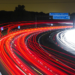La Comisión Europea adopta las reglas que regulan la conectividad entre coches y carreteras inteligentes