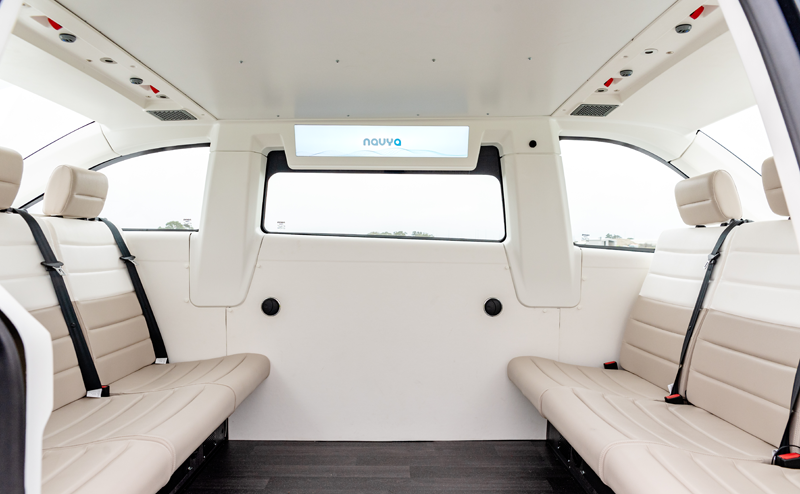 Interior del Autonom Cab, que cuenta espacio para seis pasajeros y conectividad a Internet, entre otros servicios.