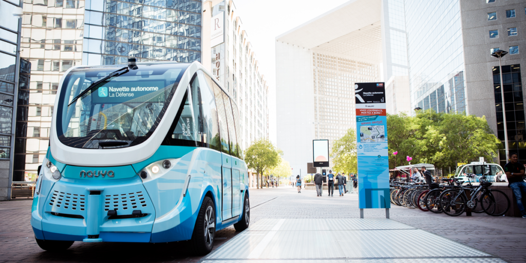 Minibus autónomo y eléctrico en el barrio de La Defénce, París.