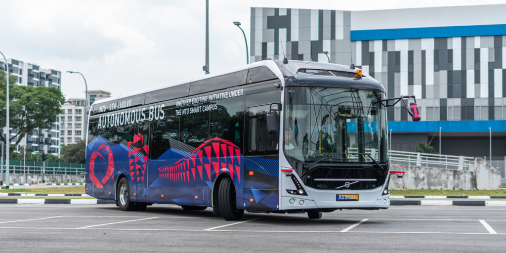 El autobús eléctrico y autónomo se ha presentado este martes y circulará en pruebas en el Smart Campus de la Universidad Tecnológica de Nanyang (NTU), institución desarrolladora del vehículo junto con Volvo.