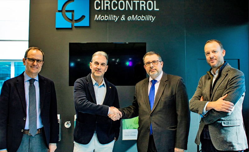 Los representantes de ambas compañías, Circontrol y Alvic, sellan el acuerdo para promover la movilidad eléctrica.