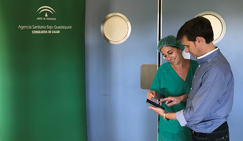 A través de la aplicación móvil Listeo Plus los pacientes pueden recibir las indicaciones del preoperatorio antes de ser intervenido en uno de los cuatro hospitales de Andalucía que participan en el estudio.