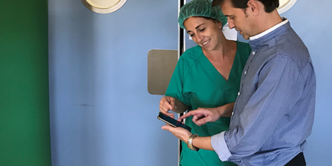 Andalucía prueba una aplicación móvil que comunica a los pacientes con su hospital en procesos preoperatorios