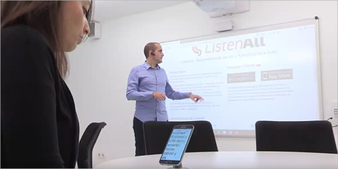 La App ListenAll permite a las personas con discapacidad auditiva seguir y transcribir una clase en tiempo real