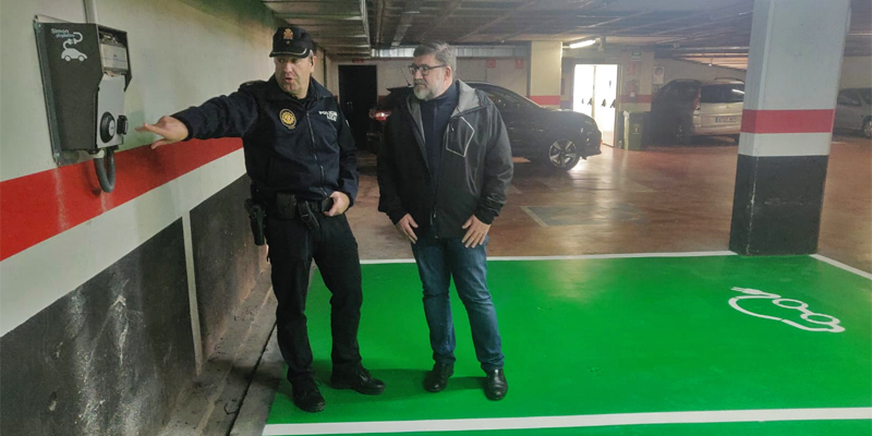 El alcalde de Vinaroz, Enric Pla, y un agente de la policía local junto a uno de los postes de recarga instalados en parkings públicos de la ciudad.