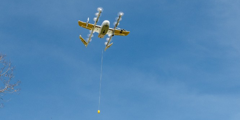 Prueba de entrega aérea de paquetería con drones en una vivienda de Virginia, Estados Unidos.
