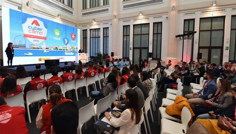 Imagen de la pasada edición de CyberCamp, celebrada en Málaga, donde reunió a expertos y profesionales de la ciberseguridad, así como a escolares, que participaron en diversos talleres.