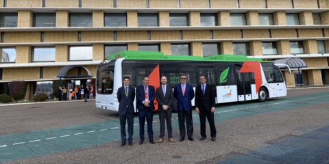 El primer autobús aeroportuario eléctrico de España empieza a operar en Sevilla