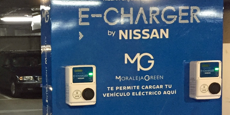 Espacio de carga eléctrica que Nissan ha desplegado en el aparcamiento del Centro Comercial Moraleja Green de Alcobendas (Madrid).