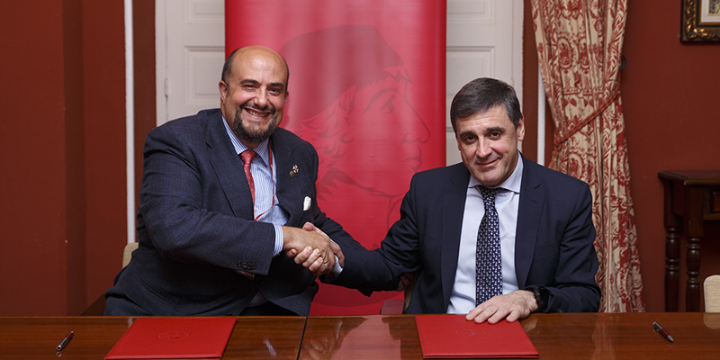 El rector de la Universidad Nebrija, Juan Cayón Peña, y el presidente de Segittur, Enrique Martínez Marín, en la firma de su acuerdo de colaboración.