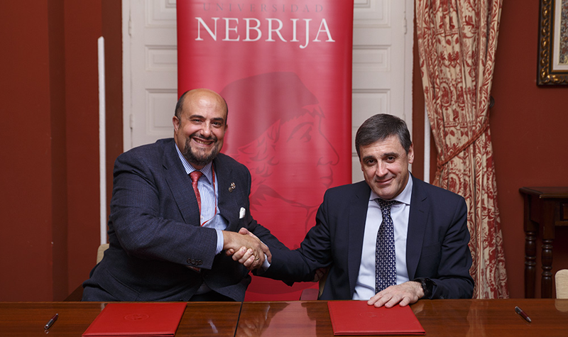El rector de la Universidad Nebrija, Juan Cayón Peña, y el presidente de Segittur, Enrique Martínez Marín, en la firma de su acuerdo de colaboración.