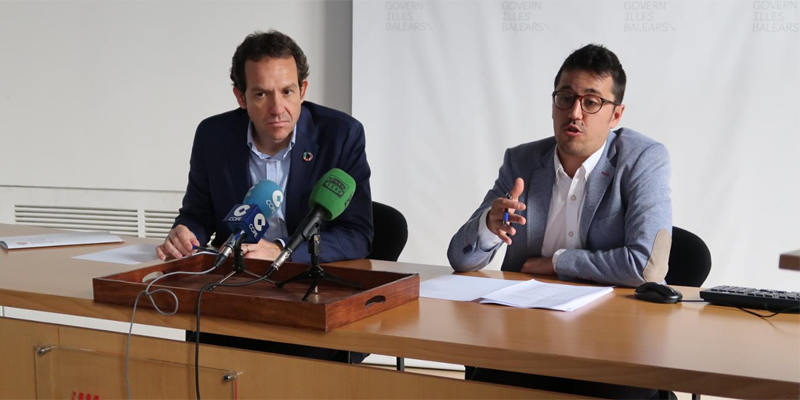 El consejero de Territorio, Energía y Movilidad, Marc Pons, y el director general de Energía y Cambio Climático, Ferrán Rosa, explicaron los detalles de las convocatorias de ayudas para la instalación de puntos de carga.