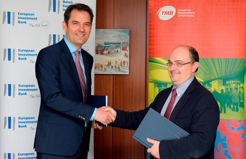 Firma del acuerdo para la concesión del crédito entre el responsable de operaciones del sector público en España del BEI, Joan Basora, y el consejero delegado de TMB, Enric Cañas. Foto: M. Landete BEI