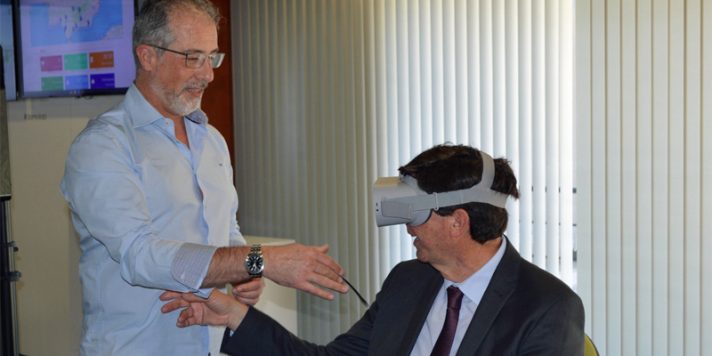 El vicepresidente de la Junta de Andalucía, Juan Marín, prueba unas gafas de realidad virtual durante su visita al centro de innovación turística Andalucía Lab.