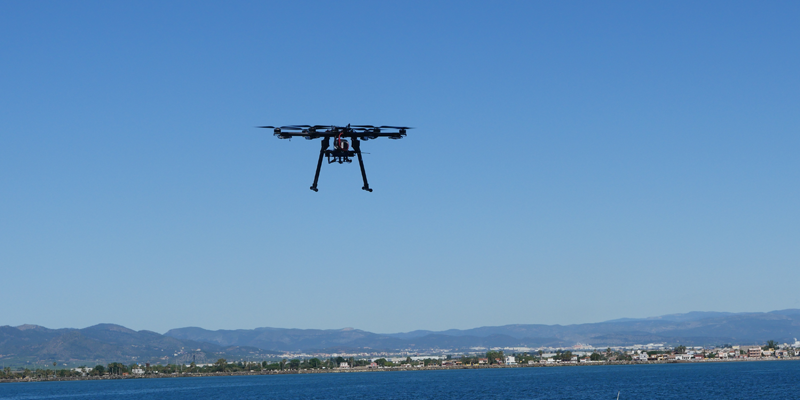 El dron del proyecto Freeda sobrevuela el mar en las pruebas realizadas.