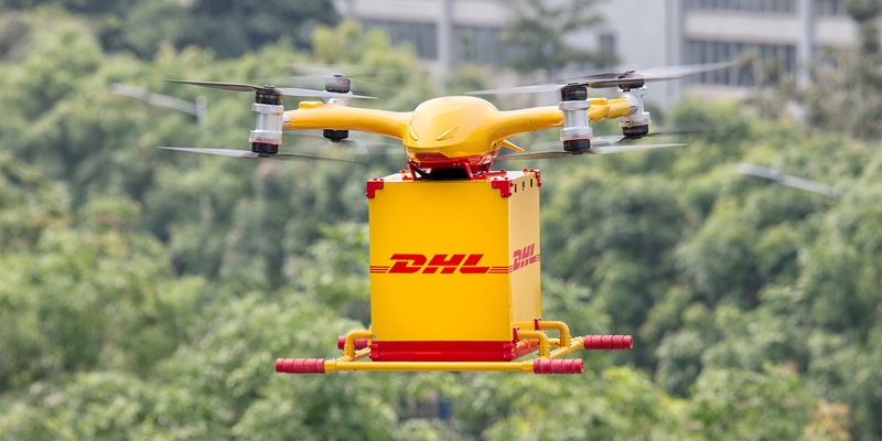 El dron inteligente de DHL Express y EHang en pleno vuelo llevando un paquete en el primer vuelo realizado en China.