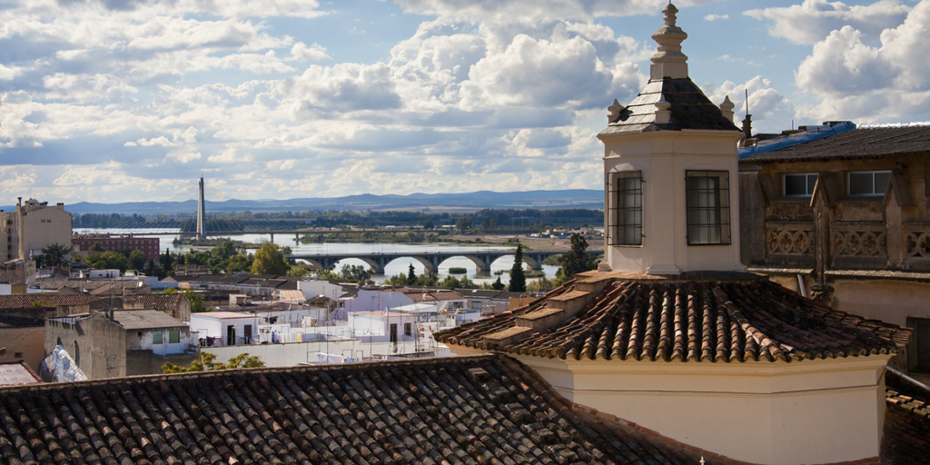 Vista de la ciudad de Badajoz, donde se encuentra la diputación provincial que lleva a cabo el proyecto de territorio inteligente "Badajoz es más". Foto: Juan González / Pixabay
