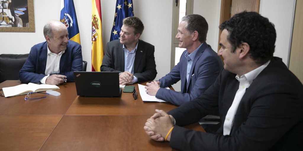 Reunión mantenida entre representantes de la empresa alemana Ubitricity y el representantes de Gobierno de Canarias, para hablar de la implantación de un piloto con una solución móvil de recarga eléctrica en farolas.