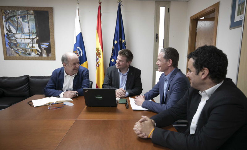 Reunión mantenida entre representantes de la empresa alemana Ubitricity y el representantes de Gobierno de Canarias, para hablar de la implantación de un piloto con una solución móvil de recarga eléctrica en farolas.
