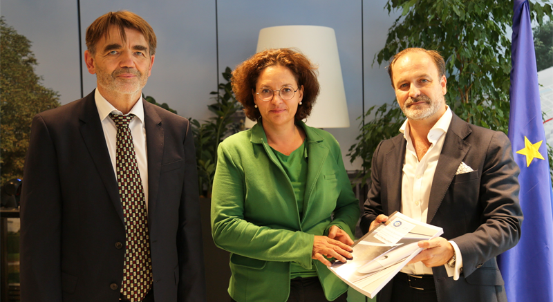 La directora general de Movilidad y Transporte de la Comisión Europea, Elisabeth Werner, ha recibido la guía de desarrollo y certificación del sistema de transporte Hyperloop.