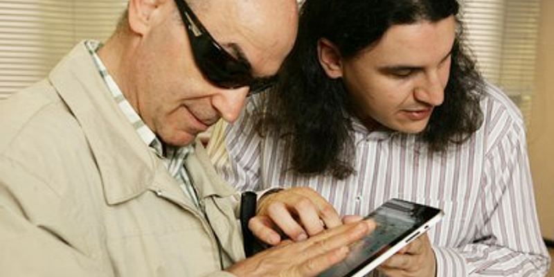 Personas con discapacidad visual utilizan una tableta.