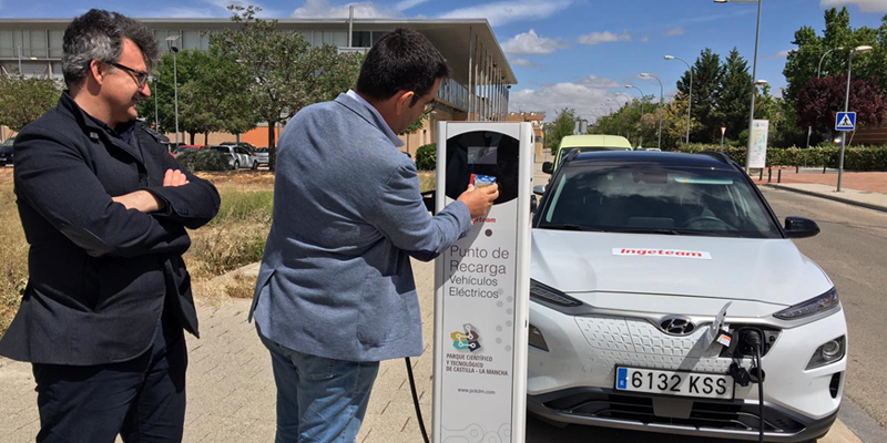 El nuevo punto de recarga semirrápida para vehículos eléctricos del Parque Científico y Tecnológico de Castilla-La Mancha durante su presentación.