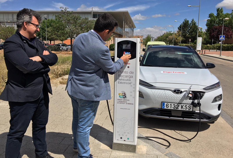 El nuevo punto de recarga semirrápida para vehículos eléctricos del Parque Científico y Tecnológico de Castilla-La Mancha durante su presentación.