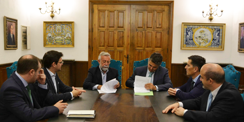 Firma del acuerdo entre las autoridades de Talavera de la Reina y representantes de Iberdrola.