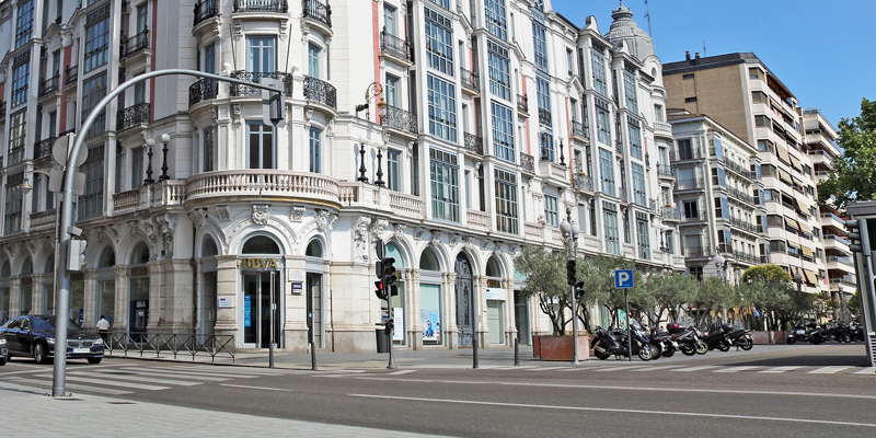 Cruce entre dos avenidas de la ciudad de Valladolid con un edificio emblemático que ocupa toda una manzana.