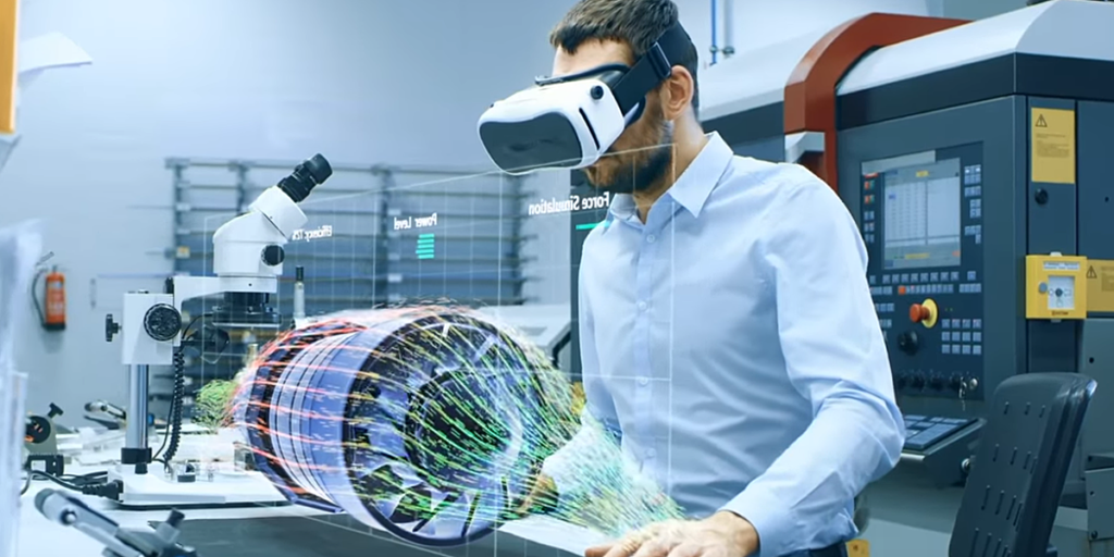 Un hombre con gafas de realidad virtual observa una pieza virtual de ingeniería.