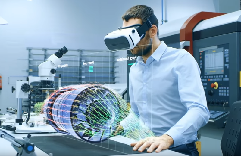 Un hombre con gafas de realidad virtual observa una pieza virtual de ingeniería.