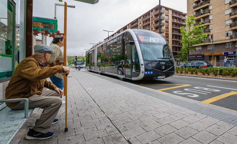 Los habitantes de Vitoria han podido ver por primera vez el Bus Eléctrico Inteligente (BEI), el sistema de transporte que comenzará a circular a partir de 2020.