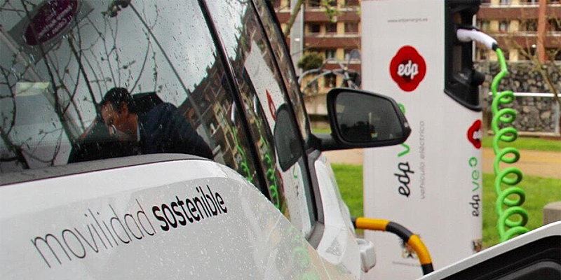 Lateral de un coche eléctrico enchufado a un punto de recarga de EDP. Las obras de instalación de los tres puntos de recarga en el aparcamiento público de las Salesas de Oviedo ya han comenzado y se espera que estén listos en las próximas semanas.