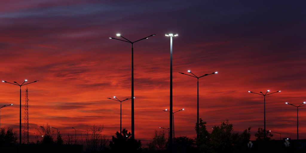 Con la sustitución de las luminarias por otras de tecnología LED y la instalación de soluciones para programar y controlar el flujo lumínico, los municipios beneficiarios ahorrarán hasta un 70% en el consumo energético.