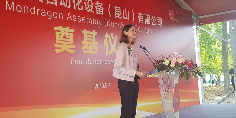 Reyes Maroto, ministra de Industria, participó en el acto de colocación de la primera piedra de la nueva planta de Mondragón Assembly, una de las empresas de Corporación Mondragón en China.