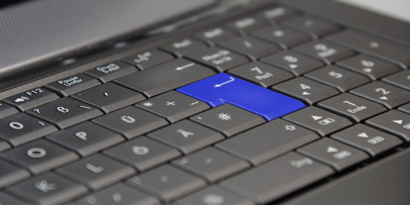 Teclado de ordenador con la tecla de intro coloreada en azul. Las aplicaciones para dispositivos móviles y sitios web de la Administración Pública en Navarra tiene que ser accesibles para todas las personas.