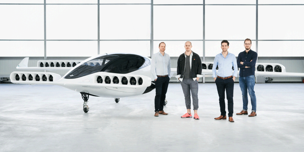 Los fundadores de la empresa emergente Lilium junto al prototipo de taxi volador que ha completado su primera prueba en Alemania.