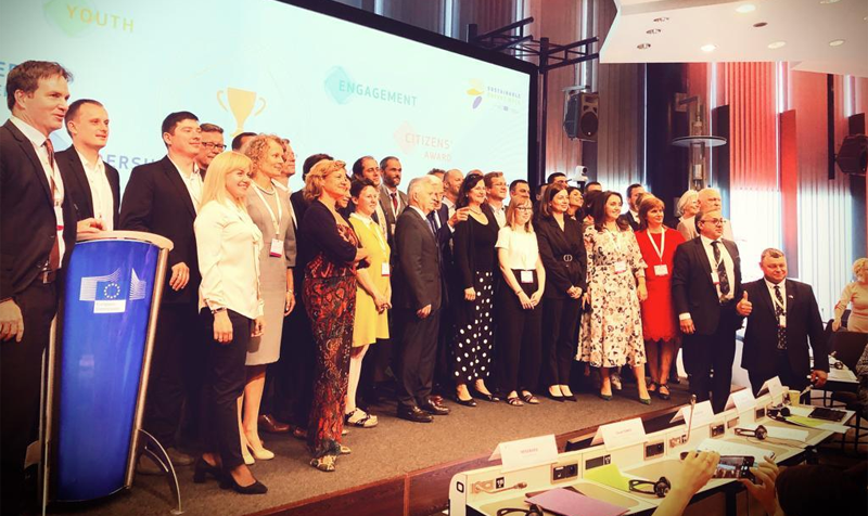 Foto de familia de la ceremonia de entrega de los Premios a la Energía Sostenible de la Unión Europea entregados este martes. Foto: Twitter EUSEW19
