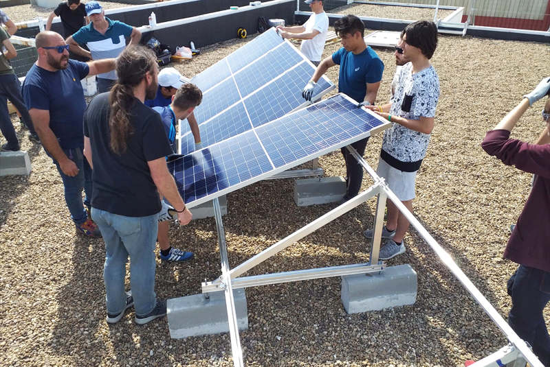 Instalación de los paneles solares para obtener energía solar fotovoltaica con la que surtir el punto de recarga para coche eléctrico en el IES Prado de Santo Domingo de Alcorcón.
