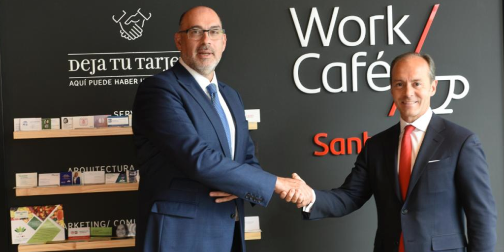 Emilio Gayo, presidente de Telefónica España, y Rami Aboukhair, consejero delegado de Santander España, durante el lanzamiento de las oficinas bancarias conectadas mediante 5G.
