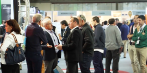 Un grupo de personas hablando en la feria Trafic 2017 celebrada en ifema.