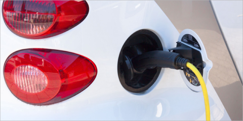 La UE aprueba la directiva que fija objetivos obligatorios de uso de vehículos limpios en la contratación pública