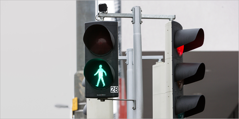 En 2020 se instalarán algunos de estos semáforos con una cámara integrada que analiza las imágenes de los peatones para detectar si tienen intención de cruzar a partir de algoritmos de aprendizaje.