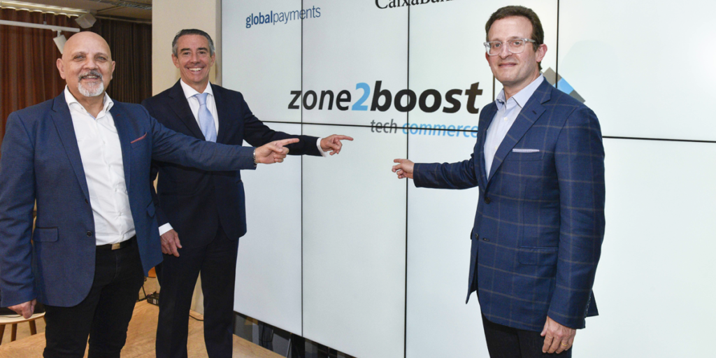 De izquierda a derecha: Mark Antipof de Ingenico Group, Juan Antonio Alcaraz de CaixaBank, y Jeff Sloan de Global Payments durante la presentación de la iniciativa "Zone2boost".
