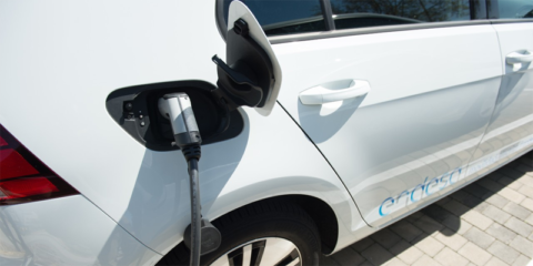 Un acuerdo permitirá a 5.000 estaciones de servicio ofrecer puntos de recarga rápida de Endesa