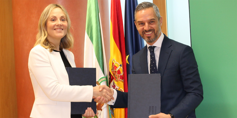 La vicepresidenta del BEI, Emma Navarro, y el consejero de Hacienda, Industria y Energía de la Junta de Andalucía, Juan Bravo han suscrito el acuerdo para el préstamo.