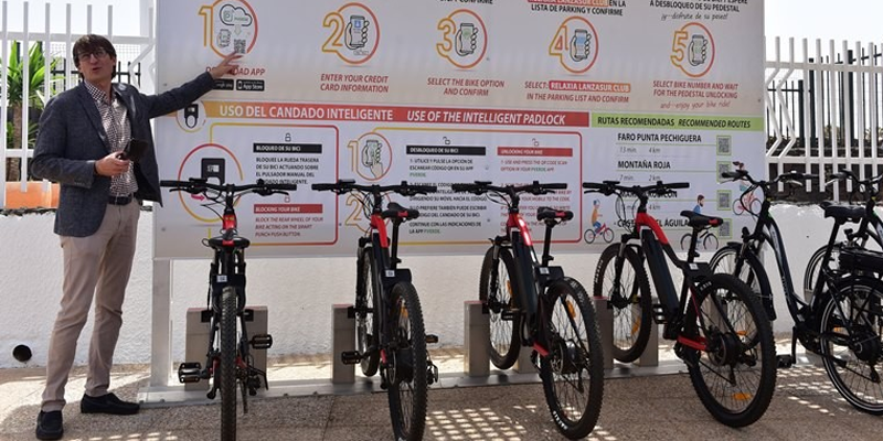 Presentación de la primera estación de préstamo y recarga de bicis eléctricas Remobil en Playa Blanca, Lazarote.