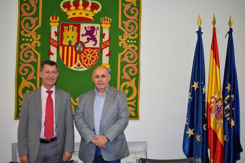 El secretario general de la FEMP, Carlos Daniel Casares (a la derecha en la foto), y el secretario general de Telefónica España, Nicolás Oriol, firmantes del acuerdo de colaboración. 