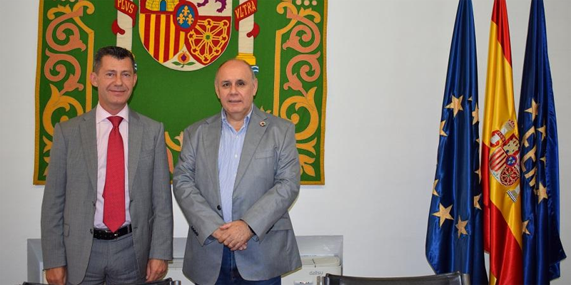 El secretario general de la FEMP, Carlos Daniel Casares (a la derecha en la foto), y el secretario general de Telefónica España, Nicolás Oriol, firmantes del acuerdo de colaboración.